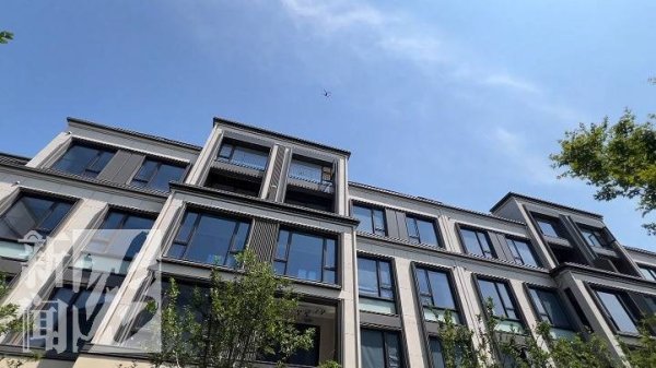 米配资 上海一别墅小区没有顶？业主傻眼，开发商：按图纸盖的